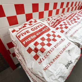 Five Guys, fastfood, jídlo, hamburger, burger, hranolky, gastronomie, Praha