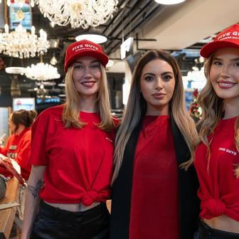 Five Guys, fastfood, jídlo, hamburger, burger, hranolky, gastronomie, Praha