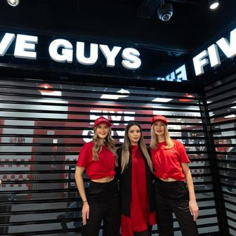 Five Guys, fastfood, jídlo, hamburger, burger, hranolky, gastronomie, Praha