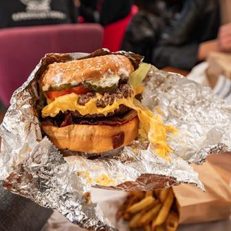 Five Guys, fastfood, jídlo, hamburger, burger, hranolky, gastronomie, Praha