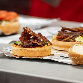 Five Guys, fastfood, jídlo, hamburger, burger, hranolky, gastronomie, Praha