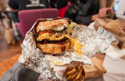 Five Guys, fastfood, jídlo, hamburger, burger, hranolky, gastronomie, Praha