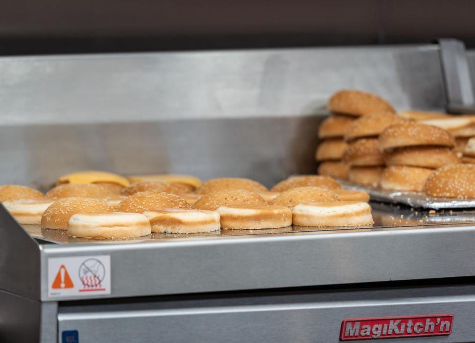 Five Guys, fastfood, jídlo, hamburger, burger, hranolky, gastronomie, Praha