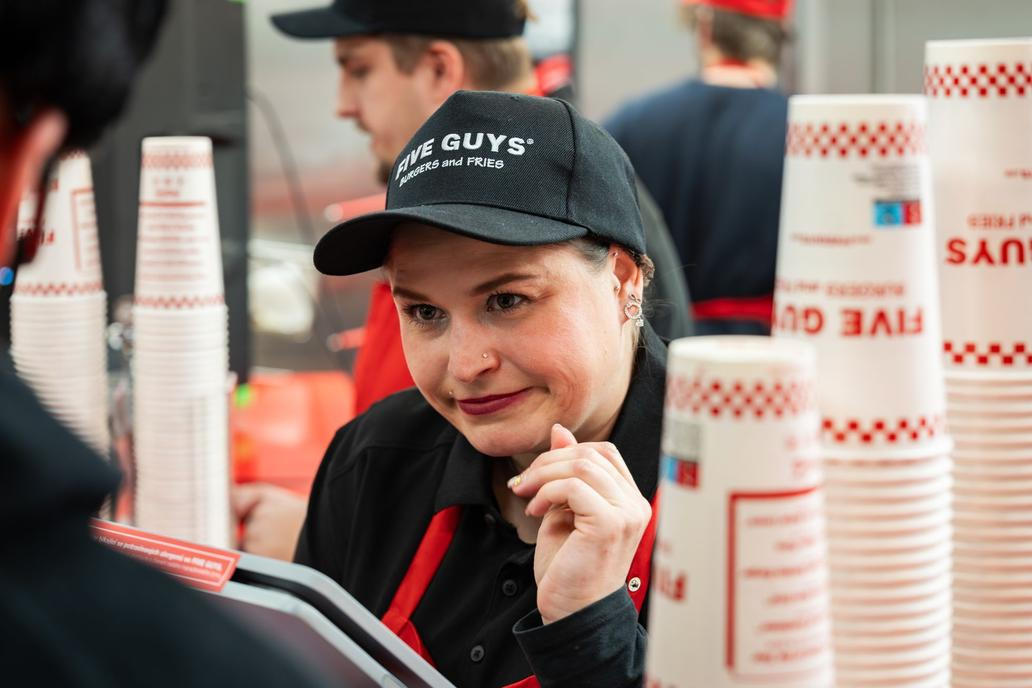 Five Guys, fastfood, jídlo, hamburger, burger, hranolky, gastronomie, Praha