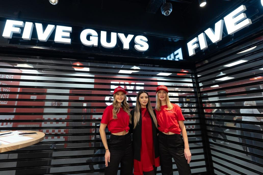 Five Guys, fastfood, jídlo, hamburger, burger, hranolky, gastronomie, Praha