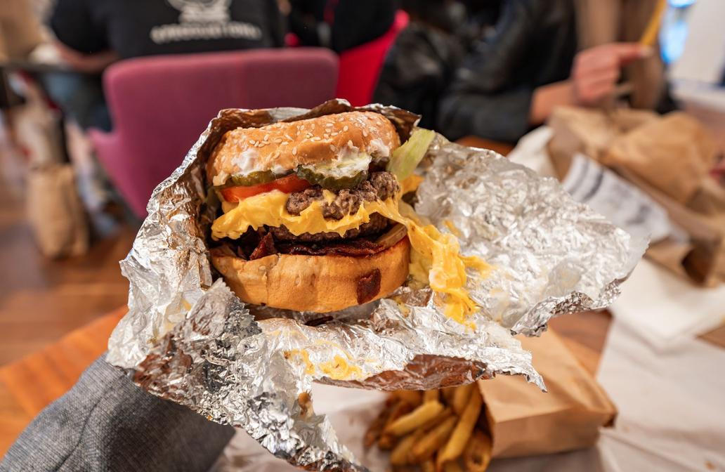 Five Guys, fastfood, jídlo, hamburger, burger, hranolky, gastronomie, Praha