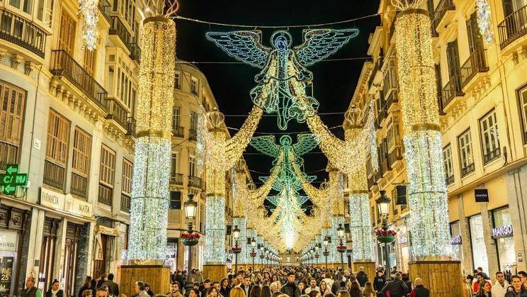 Na jihu Španělska mají svátky úplně jinou energii: pojí se s pomerančovníky, šuměním moře a večery nasvícenými tisíci žárovek. 