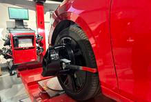 Na podvozky elektromobilů se kladou jiné nároky. Zejména v případě, kdy se model vyrábí v klasické variantě a zároveň elektrické. 