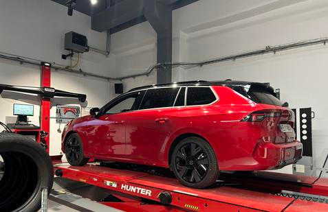 Vzali jsme Opel Astra Sports Tourer Electric na diagnostiku.