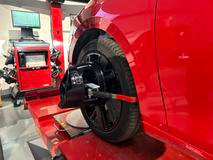 Na podvozky elektromobilů se kladou jiné nároky. Zejména v případě, kdy se model vyrábí v klasické variantě a zároveň elektrické. 