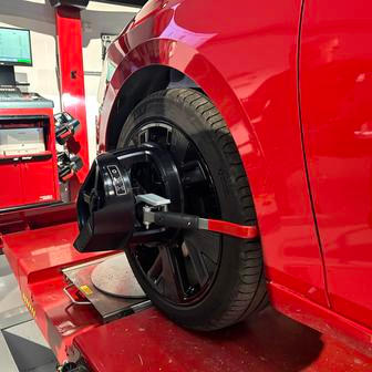 Na podvozky elektromobilů se kladou jiné nároky. Zejména v případě, kdy se model vyrábí v klasické variantě a zároveň elektrické. 