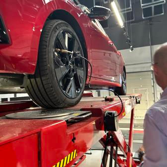  „Ta má o 300–400 kilogramů víc, takže konstruktér musí použít tužší pružiny či silentbloky zavěšení náprav. Výsledkem je, že se pneumatiky sjíždějí rychleji a jízdní komfort je nižší,“ upozorňuje technik.