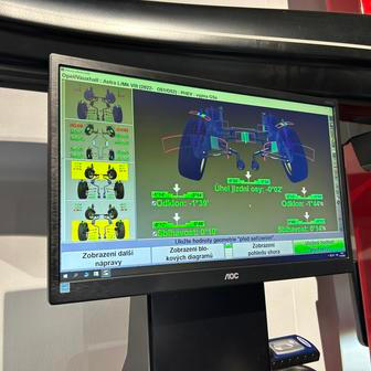 U čistě elektrických modelů je totiž baterie obvykle součástí nosné struktury, takže podvozek je od začátku konstruovaný robustněji a se stabilnější geometrií, protože se už v základní konstrukci počítá s vyšší hmotností i okamžitým výkonem.
