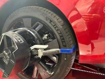 Elektromobily zpravidla mívají větší negativní odklon kol, což je úhel svislé osy kola a svislé osy vozidla při pohledu zezadu nebo zepředu. 