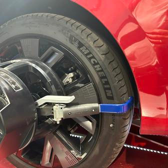 Elektromobily zpravidla mívají větší negativní odklon kol, což je úhel svislé osy kola a svislé osy vozidla při pohledu zezadu nebo zepředu. 