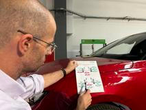 Pokud se kola při tomto pohledu k sobě přiklánějí ve tvaru písmene A, jde právě o negativní odklon. Ten vytváří výrazný směrově stabilizační efekt a zvyšuje přilnavost vozu v zatáčkách.