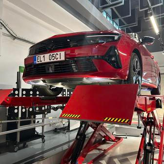 „U elektromobilů při měření geometrie často vidíme hodnoty, které by u spalovacích aut působily extrémně. Ale jinak by to nešlo, vůz by se nechoval stabilně,“ vysvětluje Petr Kunzl, školitel z firmy AD Technik.