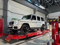 Ačkoli zvenku vypadá zkrátka jako standardní třída G, která se navíc nabízí jak s elektrickým pohonem, tak s dieselem, a dokonce benzinovým osmiválcem, podvozek má navržený tak, že vyhovuje i elektrické variantě. 