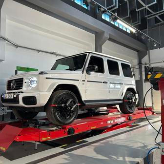 Ačkoli zvenku vypadá zkrátka jako standardní třída G, která se navíc nabízí jak s elektrickým pohonem, tak s dieselem, a dokonce benzinovým osmiválcem, podvozek má navržený tak, že vyhovuje i elektrické variantě. 