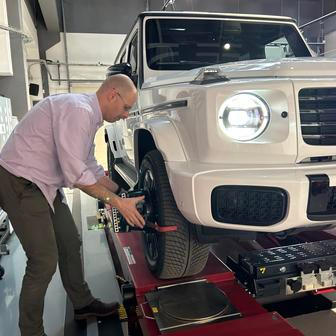 Kunzl připomíná, že u elektromobilů se opotřebení pneumatik často objevuje rychleji a nerovnoměrněji. Typicky se na zadní nápravě sjíždí vnitřní hrana. Nejde o chybu, ale o vlastnost vyplývající z vyšší hmotnosti a tužšího odpružení vozu. 