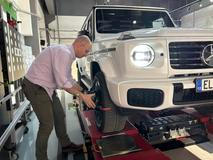 Kunzl připomíná, že u elektromobilů se opotřebení pneumatik často objevuje rychleji a nerovnoměrněji. Typicky se na zadní nápravě sjíždí vnitřní hrana. Nejde o chybu, ale o vlastnost vyplývající z vyšší hmotnosti a tužšího odpružení vozu. 