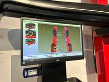 „Tento Mercedes je zajímavý tím, že přední náprava s nezávislým zavěšením má „klasickou geometrii“ moderního SUV s velkými záklony, které jsou pro značku charakteristické, zatímco zadní tuhá náprava je poměrně rigidní, což bude v terénu výhoda,“ popisuje školitel.