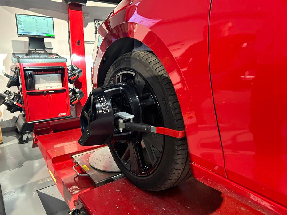 Na podvozky elektromobilů se kladou jiné nároky. Zejména v případě, kdy se model vyrábí v klasické variantě a zároveň elektrické. 