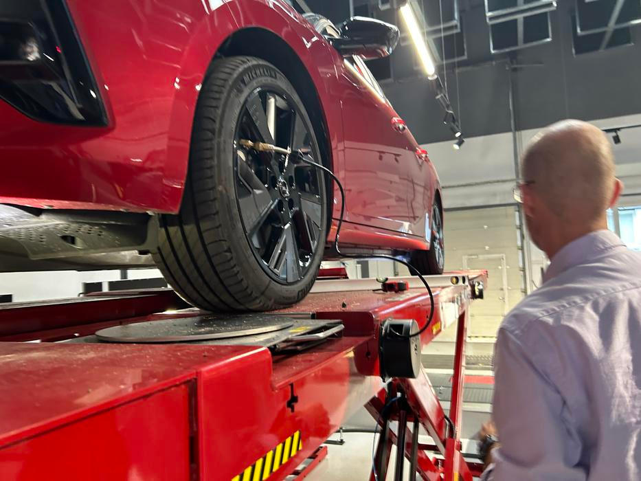  „Ta má o 300–400 kilogramů víc, takže konstruktér musí použít tužší pružiny či silentbloky zavěšení náprav. Výsledkem je, že se pneumatiky sjíždějí rychleji a jízdní komfort je nižší,“ upozorňuje technik.