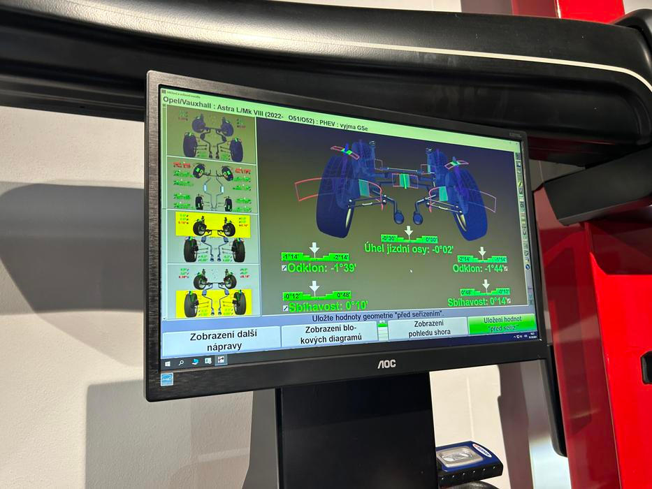 U čistě elektrických modelů je totiž baterie obvykle součástí nosné struktury, takže podvozek je od začátku konstruovaný robustněji a se stabilnější geometrií, protože se už v základní konstrukci počítá s vyšší hmotností i okamžitým výkonem.