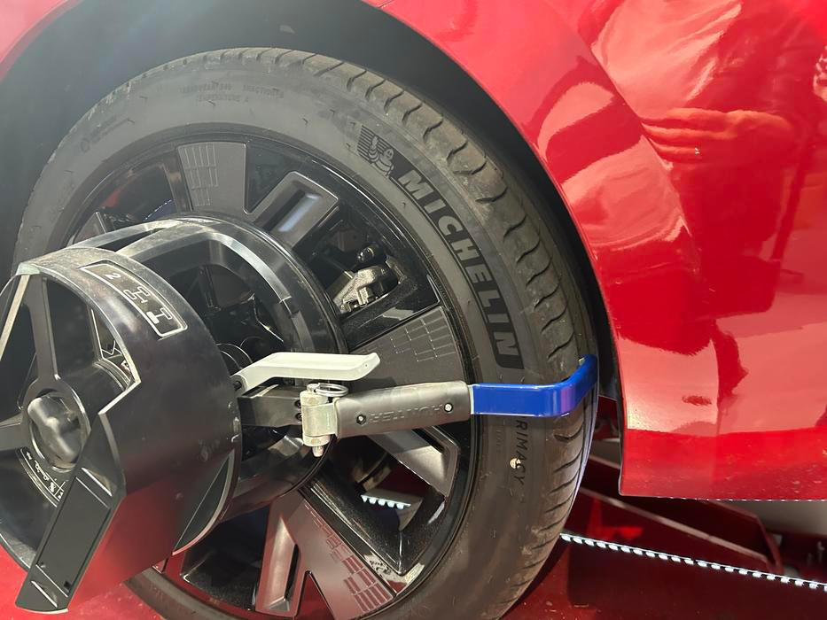 Elektromobily zpravidla mívají větší negativní odklon kol, což je úhel svislé osy kola a svislé osy vozidla při pohledu zezadu nebo zepředu. 