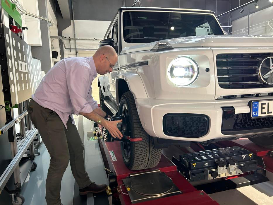 Kunzl připomíná, že u elektromobilů se opotřebení pneumatik často objevuje rychleji a nerovnoměrněji. Typicky se na zadní nápravě sjíždí vnitřní hrana. Nejde o chybu, ale o vlastnost vyplývající z vyšší hmotnosti a tužšího odpružení vozu. 
