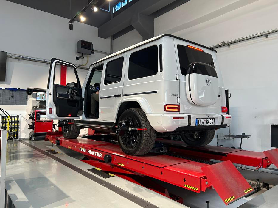 Vyšší hmotnost, okamžitý nástup výkonu a tichý provoz znamenají odlišné nastavení geometrie a vyšší nároky na pneumatiky, brzdy, které se sice méně opotřebují, ale více trpí korozí, tlumiče a zavěšení vystavené větším silám a pak vibrace, které řidič i zákazník vnímá mnohem citlivěji.