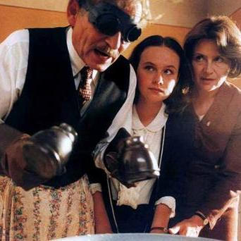 Z Pelíšků s Jiřím Kodetem, Kristýnou Badinkovou Novákovou a  Emílií Vášáryovou se stala vánoční klasika.