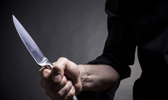 Nůž a ruka, ilustrační foto
