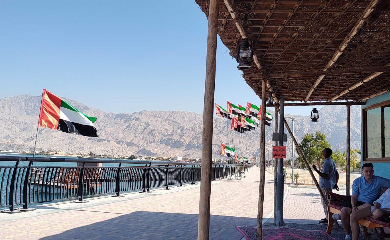 Odsud vyplouvají lodě k perlové farmě, která je na pontonech.