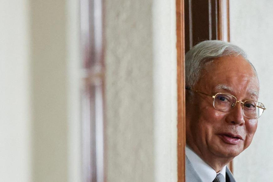 Malajsijský soud odsoudil expremiéra Razaka k 15 letům vězení za korupci