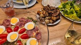 Bramborový salát, rýžové nudle a grilovaný bůček bun cha. I tak mohou vypadat Vánoce.