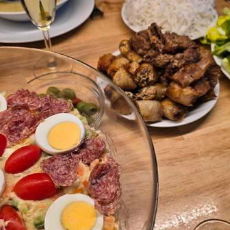 Bramborový salát, rýžové nudle a grilovaný bůček bun cha. I tak mohou vypadat Vánoce.