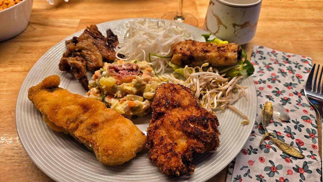 „Sem tam nás pobaví maličkosti – například když maminka jí řízek hůlkami,“ popsala redakci fotografka Daniela Smržová.