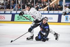 Jakub Sirota (vlevo) v souboji se Sandro Schmidem 