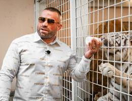 Střípky z oslavy 38. narozenin Karlose Vémoly. V jeho „Vémolandu“ se tehdy sešlo několik desítek lidí, bojovník se pochlubil i svými exotickými mazlíčky.