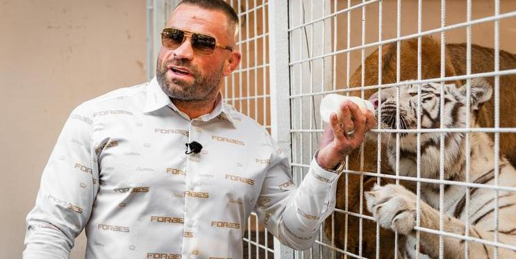 Střípky z oslavy 38. narozenin Karlose Vémoly. V jeho „Vémolandu“ se tehdy sešlo několik desítek lidí, bojovník se pochlubil i svými exotickými mazlíčky.