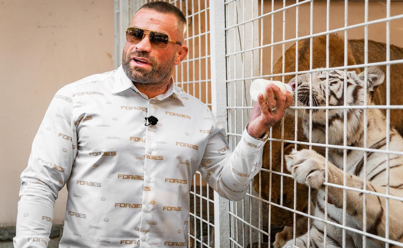 Střípky z oslavy 38. narozenin Karlose Vémoly. V jeho „Vémolandu“ se tehdy sešlo několik desítek lidí, bojovník se pochlubil i svými exotickými mazlíčky.