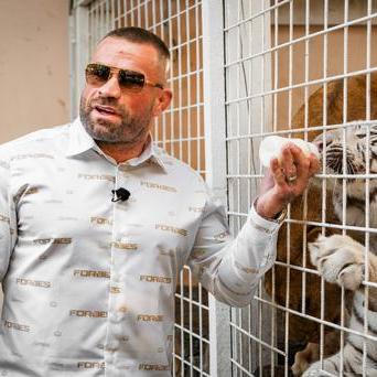 Střípky z oslavy 38. narozenin Karlose Vémoly. V jeho „Vémolandu“ se tehdy sešlo několik desítek lidí, bojovník se pochlubil i svými exotickými mazlíčky.