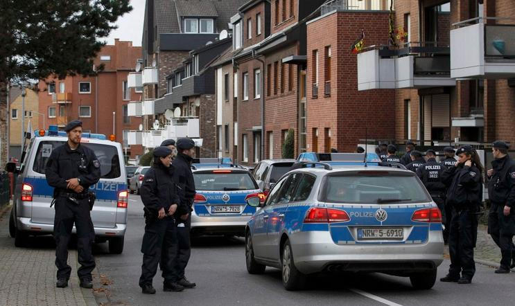 Německá policie zadržela nedaleko Cách pět lidí kvůli podezření, že mají spojitost s teroristickými útoky v Paříži.