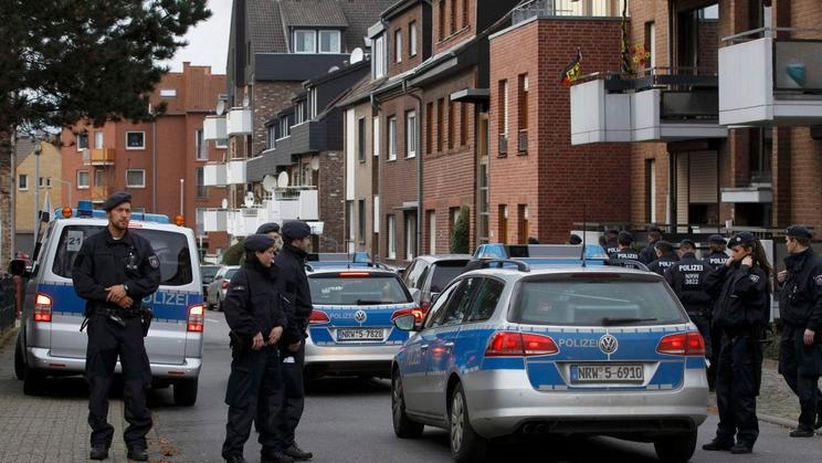 Německá policie zadržela nedaleko Cách pět lidí kvůli podezření, že mají spojitost s teroristickými útoky v Paříži.