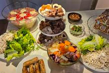 Vedle kapra nebo řízků se u Smržových objevují i smažené závitky.