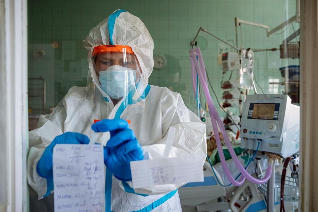 Raději mlčte, píšou lékaři z jipek Pirkovi a spol. Kdo a co smí říkat o covidu?