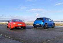 Obě auta jsou určená pro rozdílnou klientelu, nekonkurují si a představují ukázku směřování značky v minulosti a do budoucnosti.