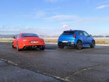 Obě auta jsou určená pro rozdílnou klientelu, nekonkurují si a představují ukázku směřování značky v minulosti a do budoucnosti.